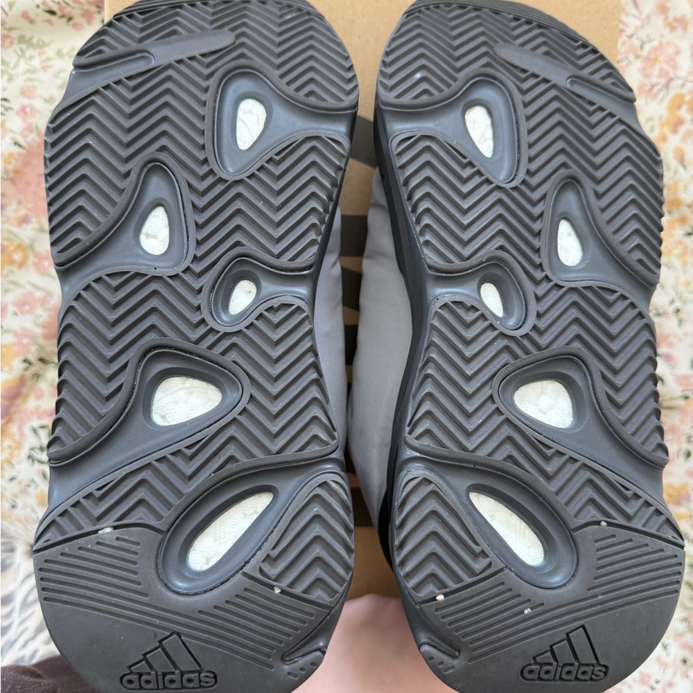 Yeezy 700 - Picture 4 of 7